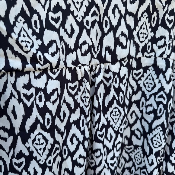 Vince Camuto Flutter Bell Sleeve V-neck Etched Geo Blouse Large - Picture 9 of 12